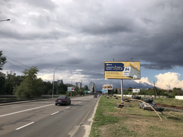Щит 6x3,  Набережна, на стороні залізничної дороги, 250 м від зупинки Чайка у Київ